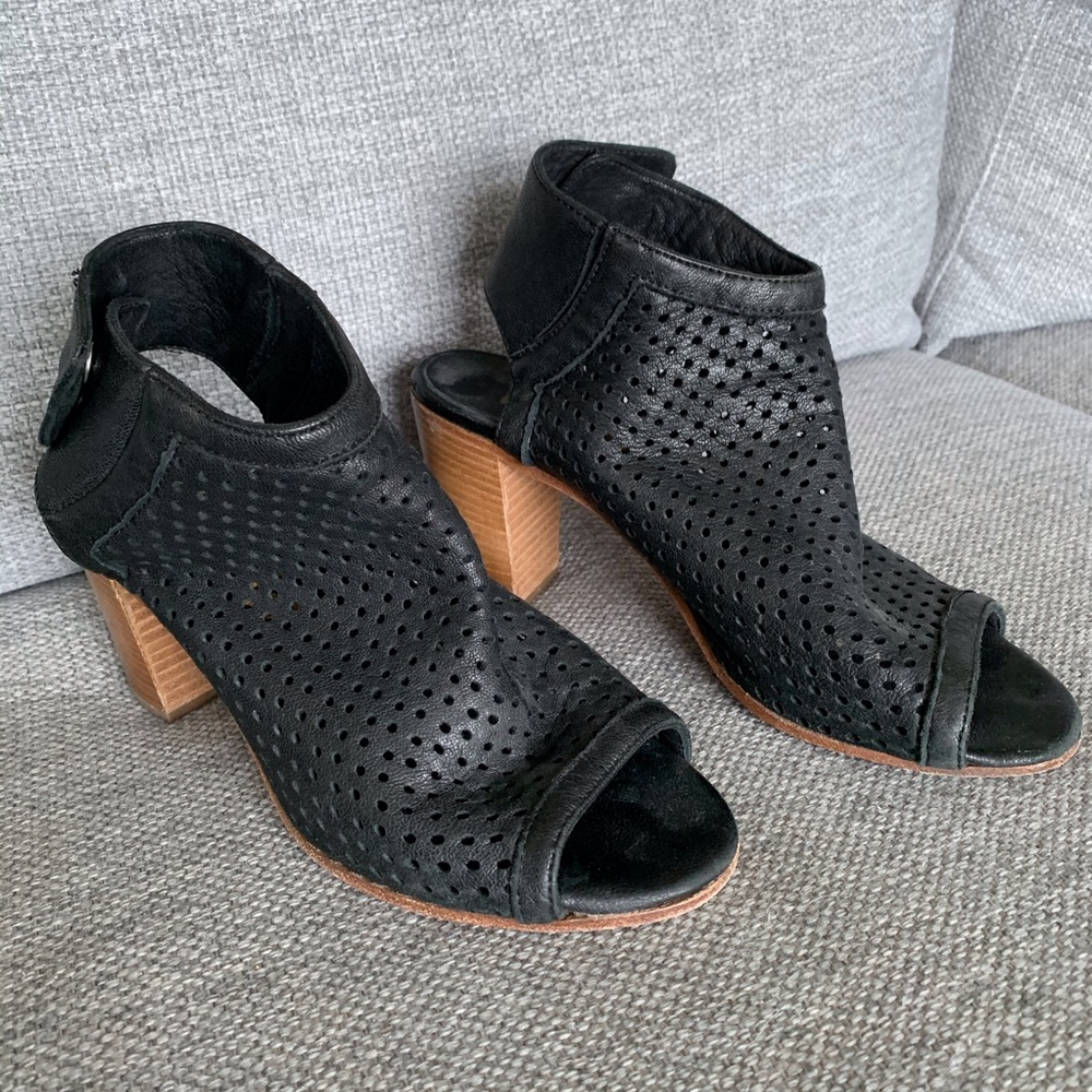 MIMOSA black leather heeled sandals.